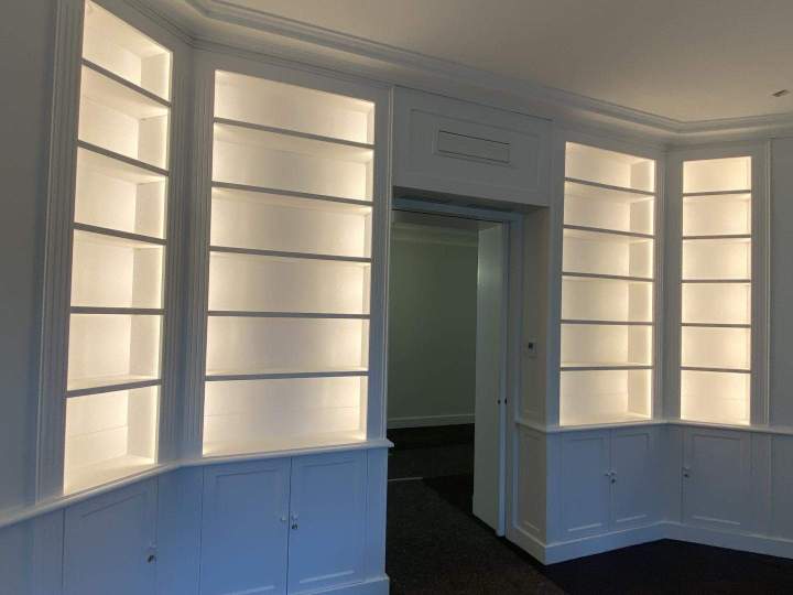 Bibliothèque encastrée en bois Orne