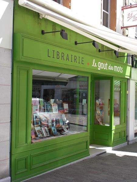 Vitrine commerciale contemporaine Orne